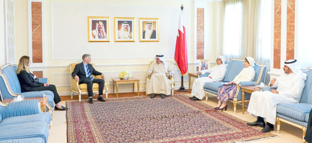 <p>Foreign Minister Dr Abdullatif Al Zayani yesterday received UK Ambassador Alastair Long, and reviewed robust historical ties and co-operation between Bahrain and the UK.</p>
<p>They also discussed regional and international developments of common interest.</p>